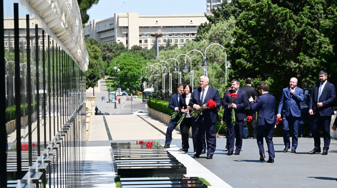 Ukrainian FM visits Victory Park and Alley of Martyrs in Baku (PHOTO)