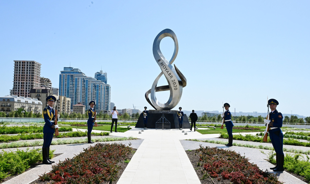 Ukrainian FM visits Victory Park and Alley of Martyrs in Baku (PHOTO)