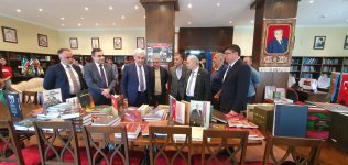 “House of Azerbaijan” in Türkiye's Iğdır receives lavish book donation (PHOTO)
