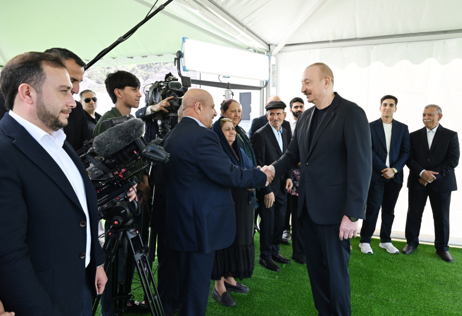President Ilham Aliyev meets residents relocated to Beylik village in Lachin, presents keys to new homes (PHOTO/VIDEO)