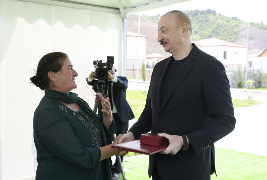 President Ilham Aliyev meets residents relocated to Beylik village in Lachin, presents keys to new homes (PHOTO/VIDEO)