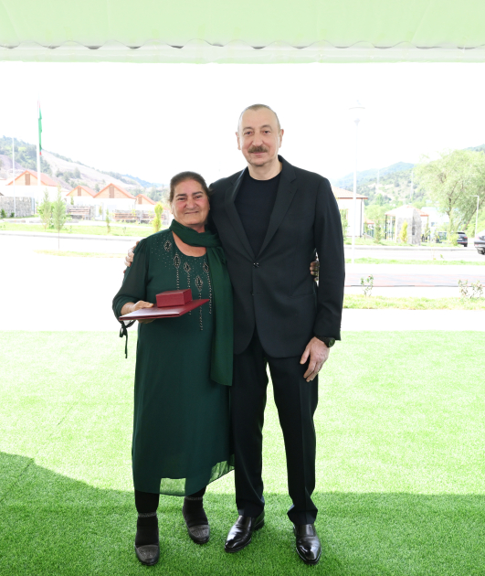 President Ilham Aliyev meets residents relocated to Beylik village in Lachin, presents keys to new homes (PHOTO/VIDEO)