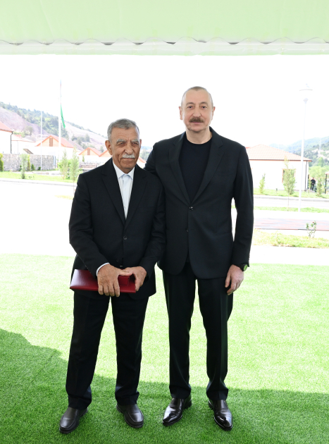 President Ilham Aliyev meets residents relocated to Beylik village in Lachin, presents keys to new homes (PHOTO/VIDEO)