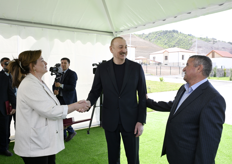 President Ilham Aliyev meets residents relocated to Beylik village in Lachin, presents keys to new homes (PHOTO/VIDEO)