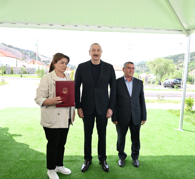 President Ilham Aliyev meets residents relocated to Beylik village in Lachin, presents keys to new homes (PHOTO/VIDEO)