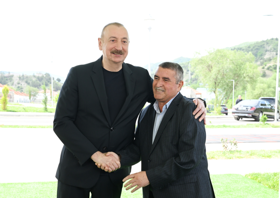 President Ilham Aliyev meets residents relocated to Beylik village in Lachin, presents keys to new homes (PHOTO/VIDEO)