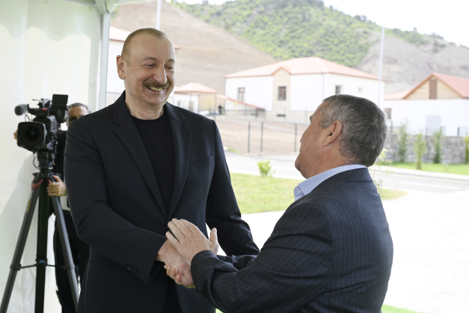 President Ilham Aliyev meets residents relocated to Beylik village in Lachin, presents keys to new homes (PHOTO/VIDEO)