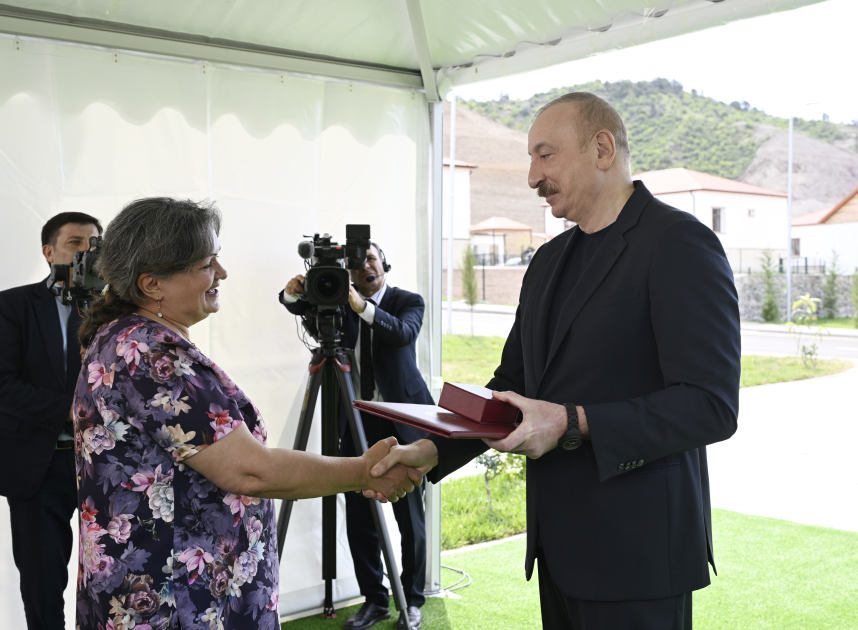 President Ilham Aliyev meets residents relocated to Beylik village in Lachin, presents keys to new homes (PHOTO/VIDEO)