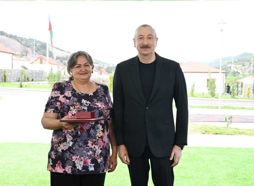 President Ilham Aliyev meets residents relocated to Beylik village in Lachin, presents keys to new homes (PHOTO/VIDEO)
