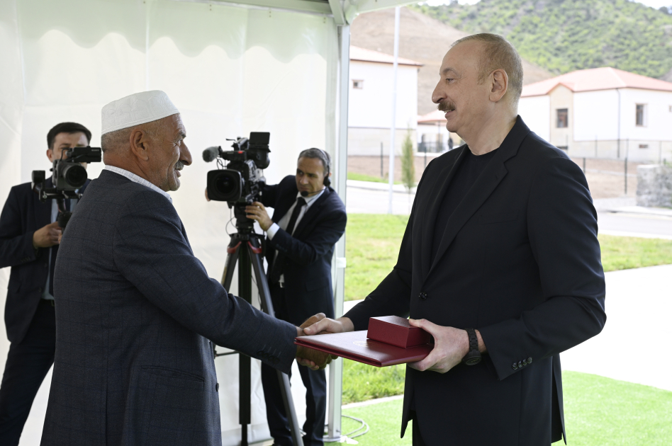 President Ilham Aliyev meets residents relocated to Beylik village in Lachin, presents keys to new homes (PHOTO/VIDEO)