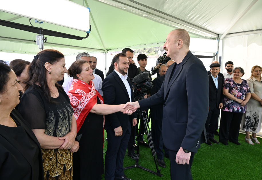 President Ilham Aliyev meets residents relocated to Beylik village in Lachin, presents keys to new homes (PHOTO/VIDEO)