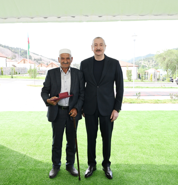 President Ilham Aliyev meets residents relocated to Beylik village in Lachin, presents keys to new homes (PHOTO/VIDEO)