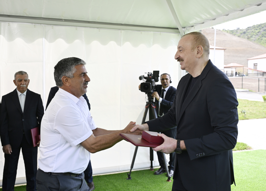 President Ilham Aliyev meets residents relocated to Beylik village in Lachin, presents keys to new homes (PHOTO/VIDEO)