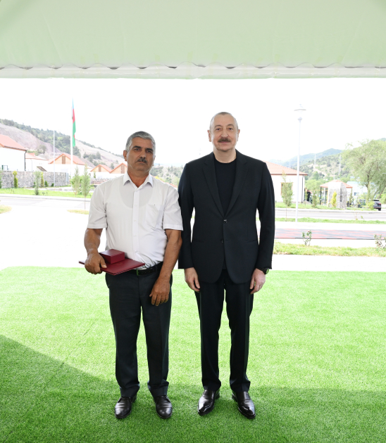 President Ilham Aliyev meets residents relocated to Beylik village in Lachin, presents keys to new homes (PHOTO/VIDEO)