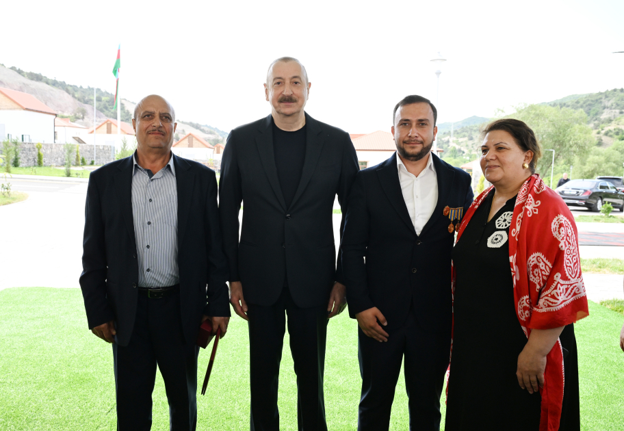 President Ilham Aliyev meets residents relocated to Beylik village in Lachin, presents keys to new homes (PHOTO/VIDEO)