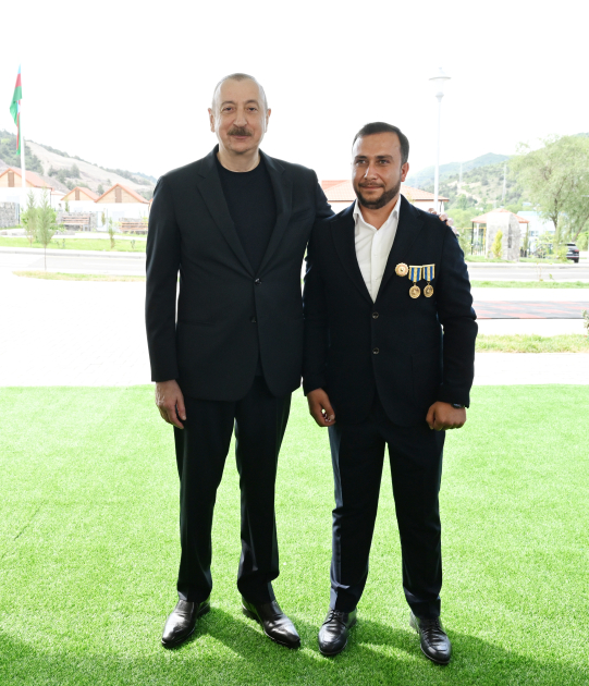 President Ilham Aliyev meets residents relocated to Beylik village in Lachin, presents keys to new homes (PHOTO/VIDEO)