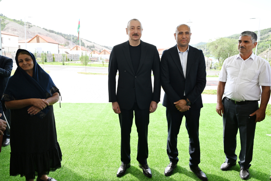 President Ilham Aliyev meets residents relocated to Beylik village in Lachin, presents keys to new homes (PHOTO/VIDEO)