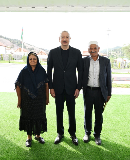 President Ilham Aliyev meets residents relocated to Beylik village in Lachin, presents keys to new homes (PHOTO/VIDEO)