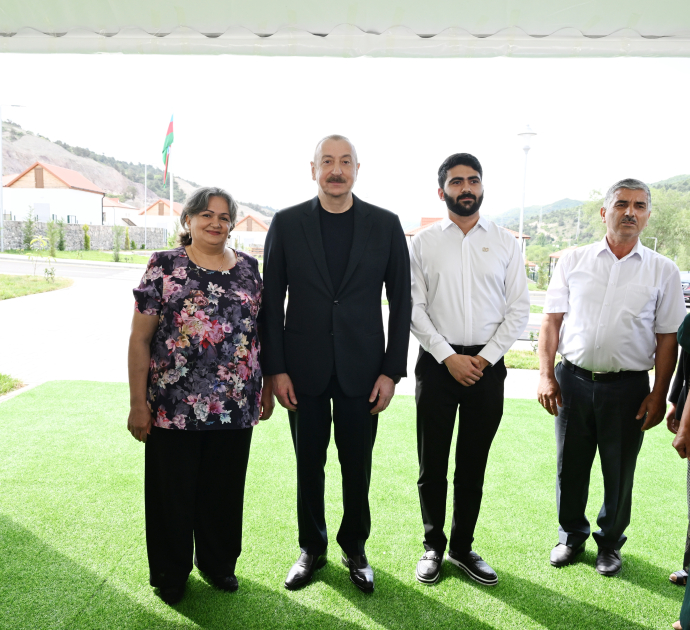 President Ilham Aliyev meets residents relocated to Beylik village in Lachin, presents keys to new homes (PHOTO/VIDEO)