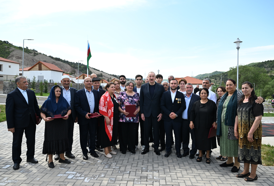 President Ilham Aliyev meets residents relocated to Beylik village in Lachin, presents keys to new homes (PHOTO/VIDEO)
