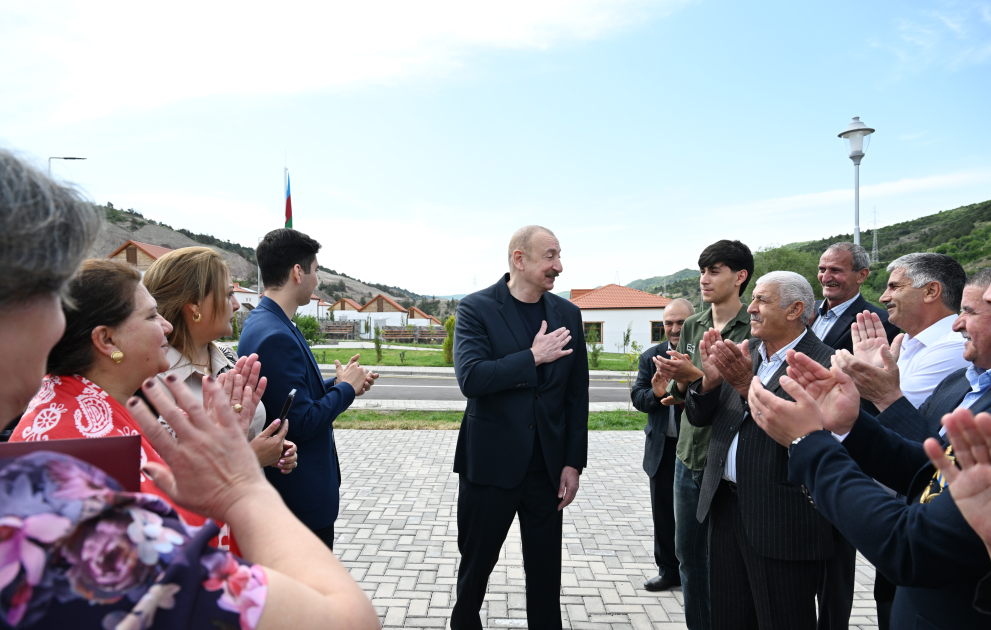 President Ilham Aliyev meets residents relocated to Beylik village in Lachin, presents keys to new homes (PHOTO/VIDEO)