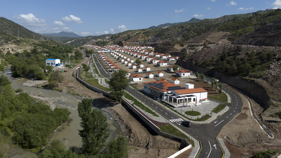 President Ilham Aliyev meets residents relocated to Beylik village in Lachin, presents keys to new homes (PHOTO/VIDEO)