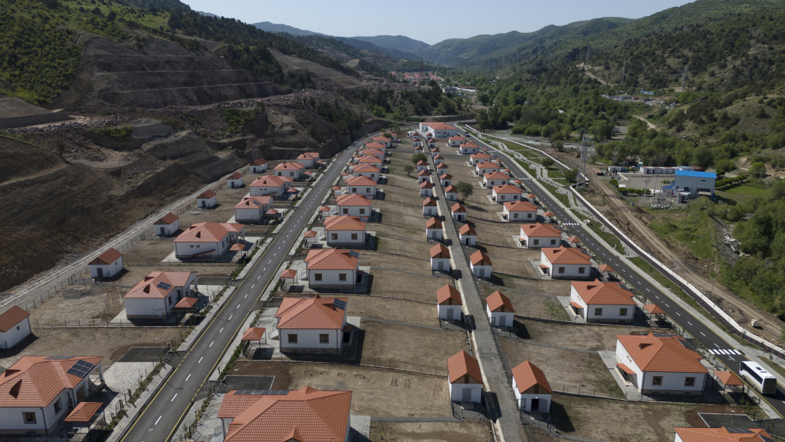 President Ilham Aliyev meets residents relocated to Beylik village in Lachin, presents keys to new homes (PHOTO/VIDEO)