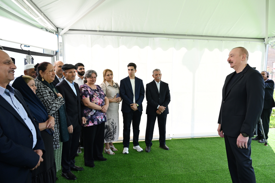 President Ilham Aliyev meets residents relocated to Beylik village in Lachin, presents keys to new homes (PHOTO/VIDEO)