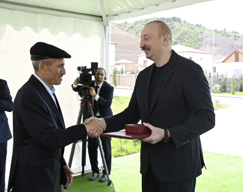 President Ilham Aliyev meets residents relocated to Beylik village in Lachin, presents keys to new homes (PHOTO/VIDEO)