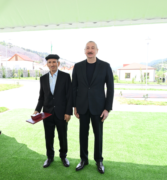 President Ilham Aliyev meets residents relocated to Beylik village in Lachin, presents keys to new homes (PHOTO/VIDEO)