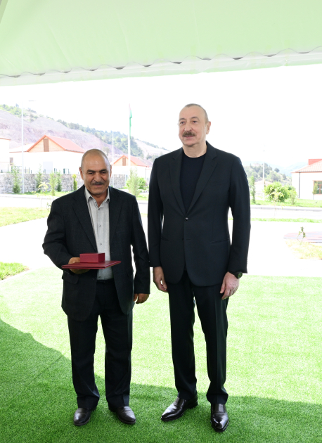 President Ilham Aliyev meets residents relocated to Beylik village in Lachin, presents keys to new homes (PHOTO/VIDEO)