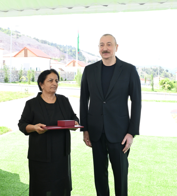 President Ilham Aliyev meets residents relocated to Beylik village in Lachin, presents keys to new homes (PHOTO/VIDEO)