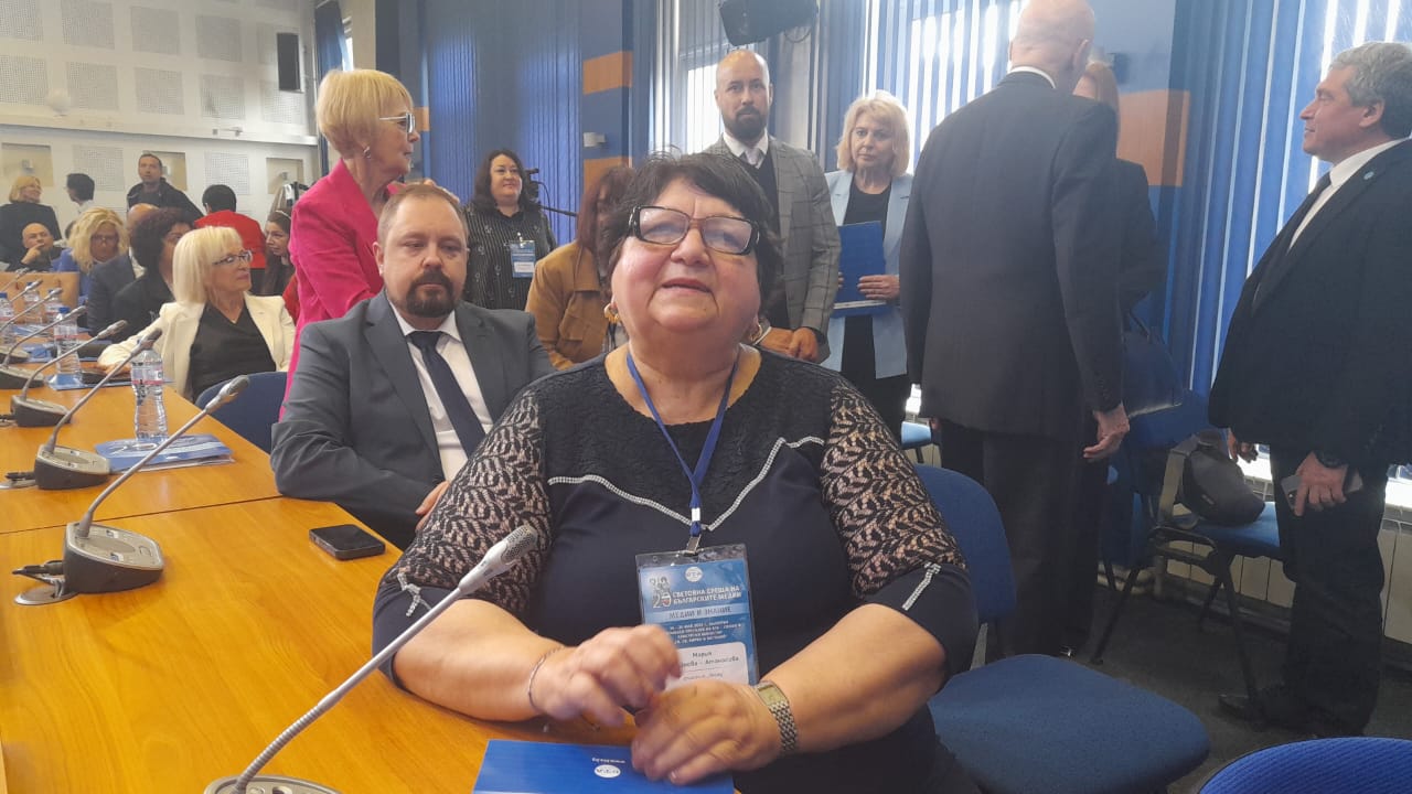 Bulgarian president receives book about Azerbaijan at international media forum (PHOTO)