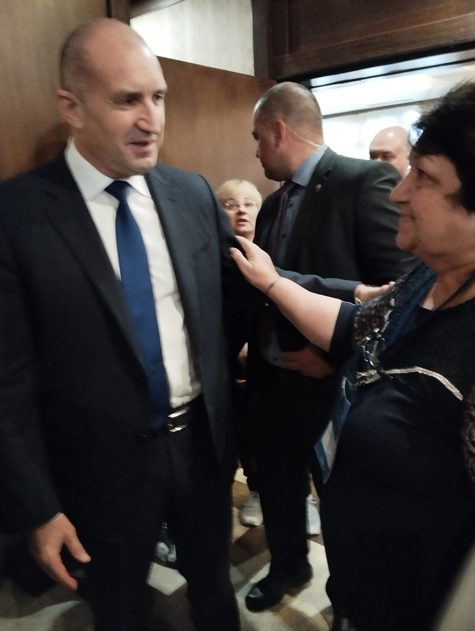 Bulgarian president receives book about Azerbaijan at international media forum (PHOTO)