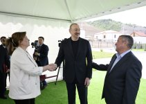 President Ilham Aliyev meets residents relocated to Beylik village in Lachin, presents keys to new homes (PHOTO/VIDEO)