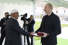 President Ilham Aliyev meets residents relocated to Beylik village in Lachin, presents keys to new homes (PHOTO/VIDEO)