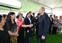 President Ilham Aliyev meets residents relocated to Beylik village in Lachin, presents keys to new homes (PHOTO/VIDEO)