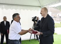President Ilham Aliyev meets residents relocated to Beylik village in Lachin, presents keys to new homes (PHOTO/VIDEO)
