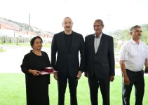 President Ilham Aliyev meets residents relocated to Beylik village in Lachin, presents keys to new homes (PHOTO/VIDEO)