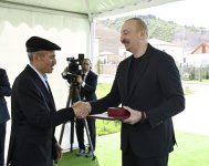 President Ilham Aliyev meets residents relocated to Beylik village in Lachin, presents keys to new homes (PHOTO/VIDEO)