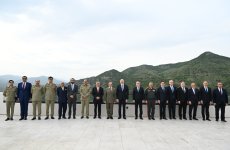 President Ilham Aliyev and Pakistani Prime Minister hold extended meeting in Lachin over lunch (PHOTO)