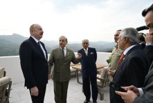 President Ilham Aliyev and Pakistani Prime Minister hold extended meeting in Lachin over lunch (PHOTO)