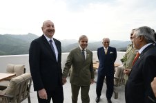 President Ilham Aliyev and Pakistani Prime Minister hold extended meeting in Lachin over lunch (PHOTO)