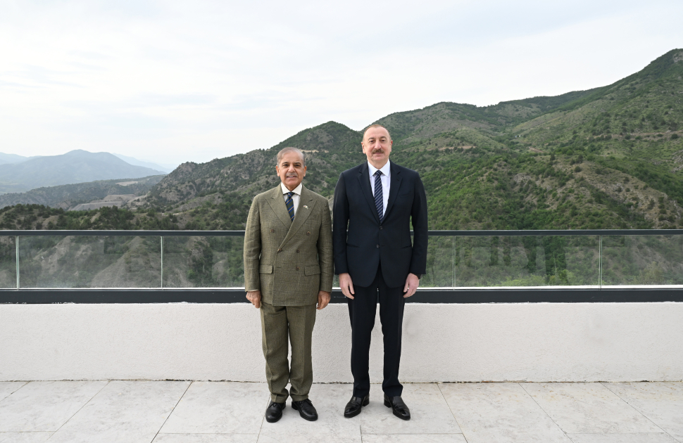 President Ilham Aliyev and Pakistani Prime Minister hold extended meeting in Lachin over lunch (PHOTO)