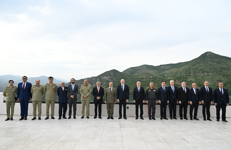 President Ilham Aliyev and Pakistani Prime Minister hold extended meeting in Lachin over lunch (PHOTO)