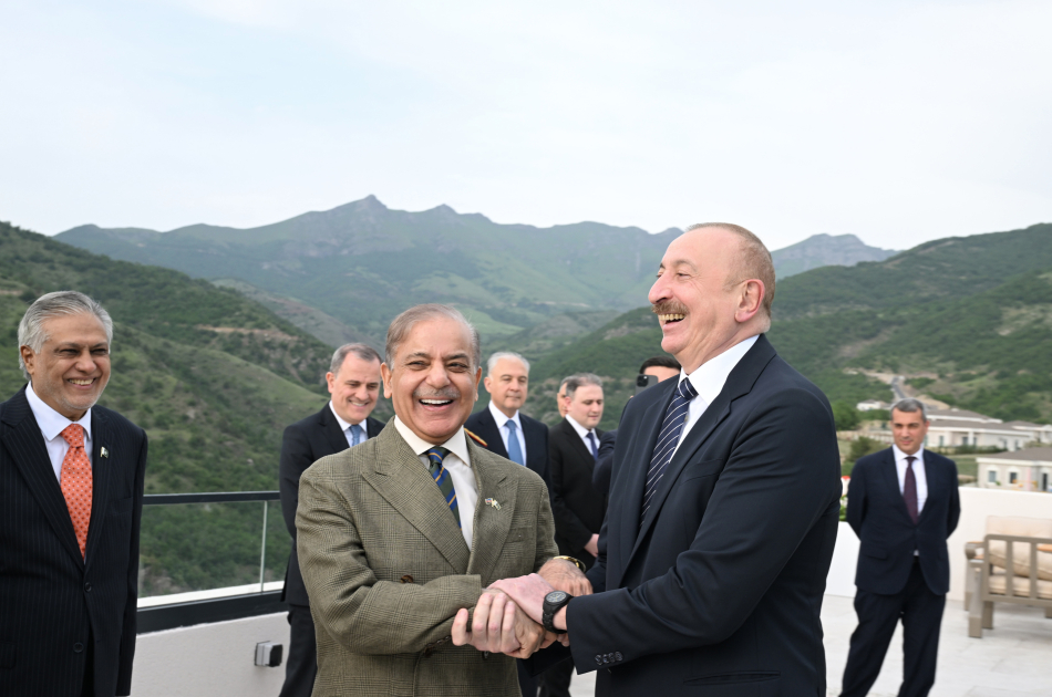 President Ilham Aliyev and Pakistani Prime Minister hold extended meeting in Lachin over lunch (PHOTO)