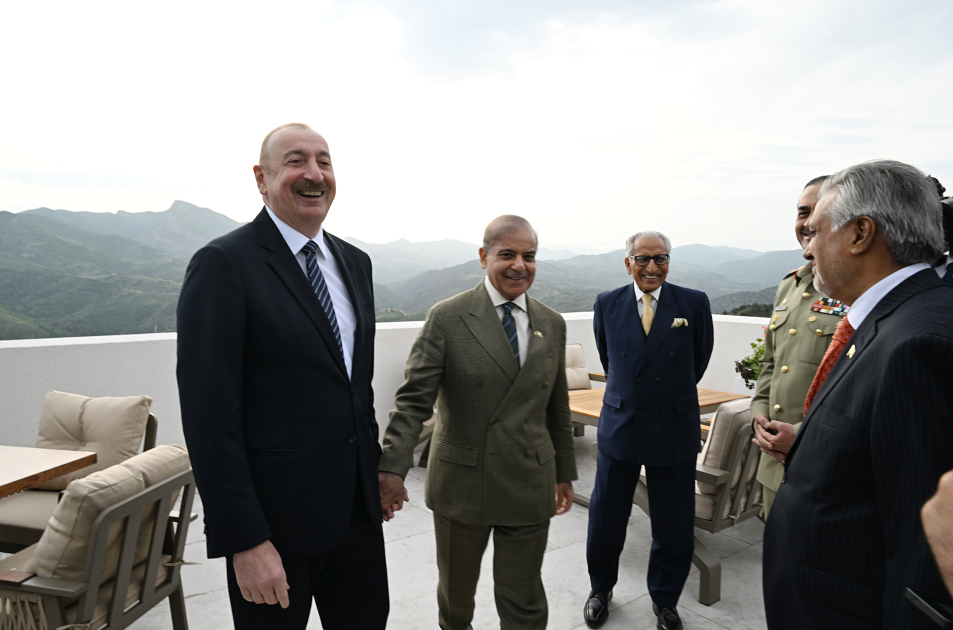 President Ilham Aliyev and Pakistani Prime Minister hold extended meeting in Lachin over lunch (PHOTO)