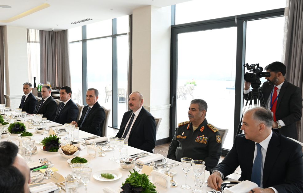 President Ilham Aliyev and Pakistani Prime Minister hold extended meeting in Lachin over lunch (PHOTO)