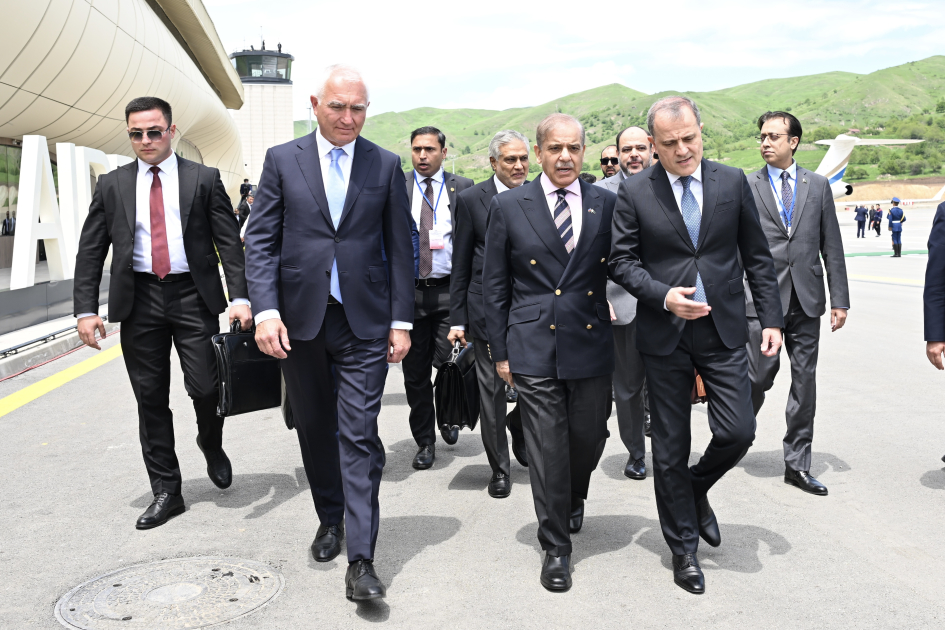 Prime Minister of Pakistan Muhammad Shehbaz Sharif arrives in Azerbaijan (PHOTO)