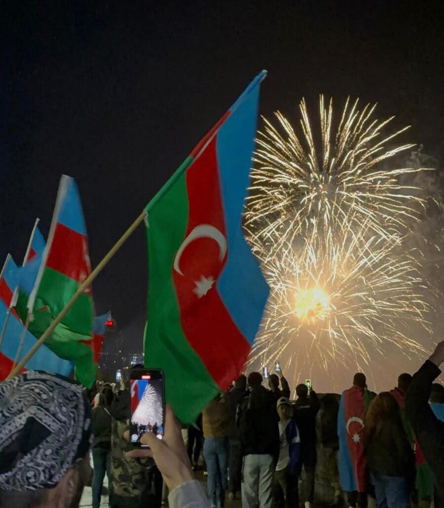 Niagara Falls aglow in colors of Azerbaijani flag for marking independence day (PHOTO)